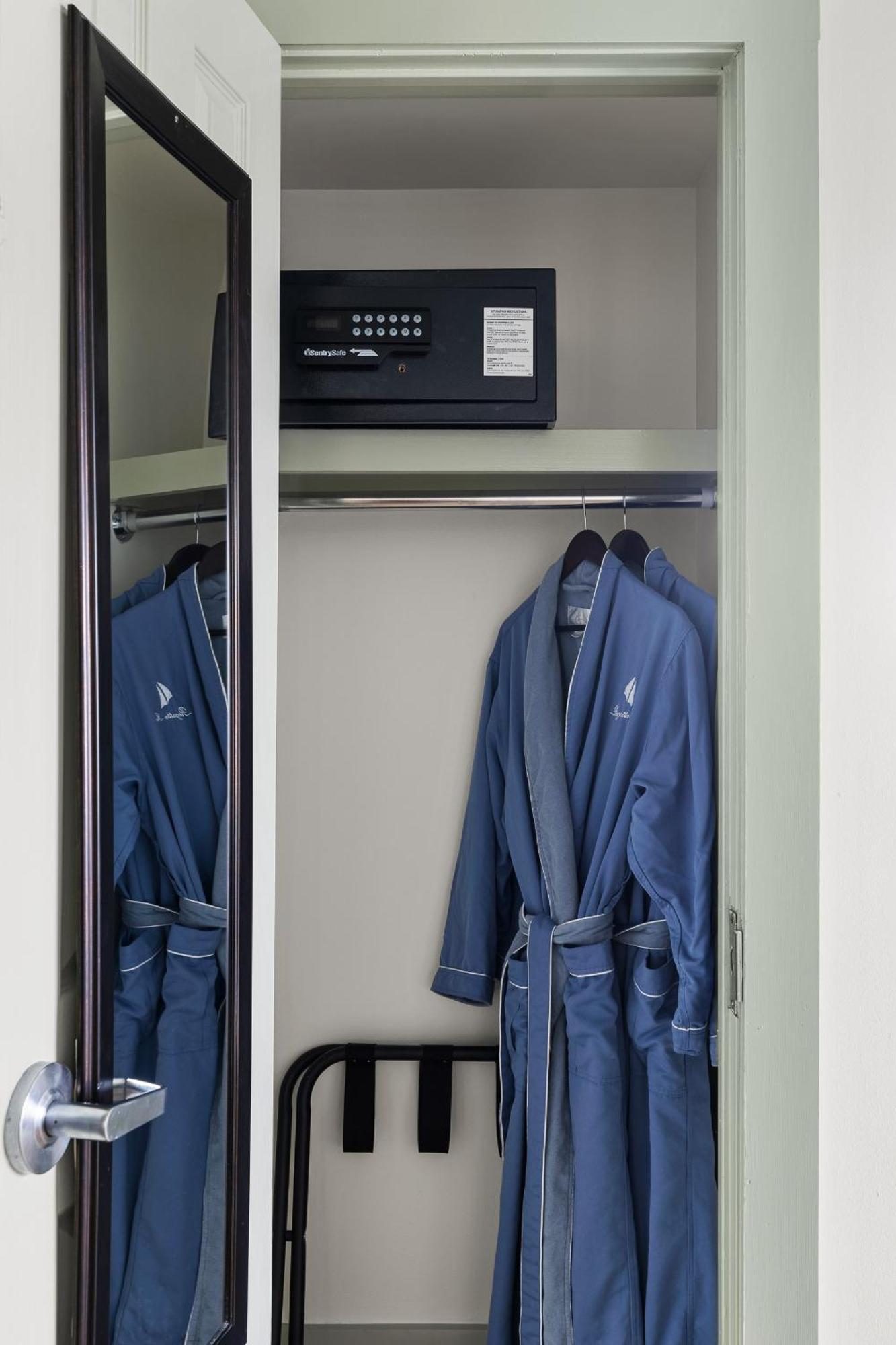 Regatta Inn - Adults Only Фоли Бич Экстерьер фото